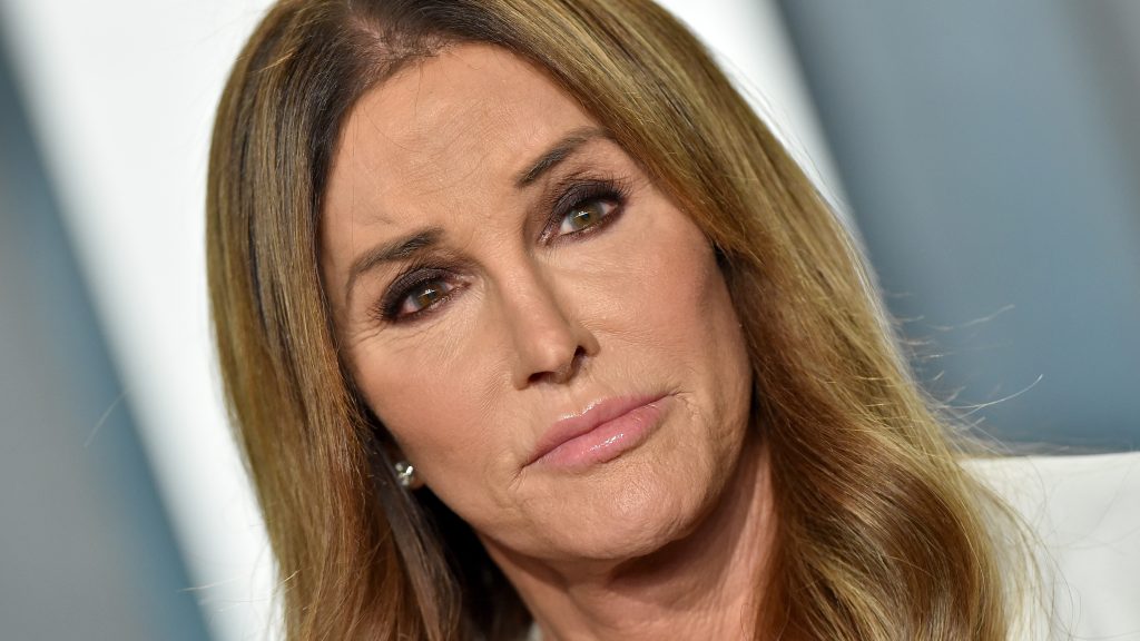 „Isten óvjon bennünket” – Caitlyn Jenner Tel-Avivban ragadt az izraeli–iráni légicsapások közepette