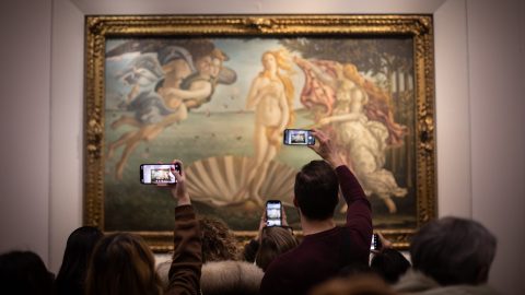 Korlátoznák a szelfizést a firenzei Uffizi-képtárban, mert nem csak veszélyes, de sorokat is okoz