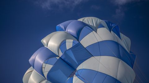 Tragédiába torkollott az ajándék ejtőernyős ugrás, négygyermekes édesanya zuhant a mélybe Angliában