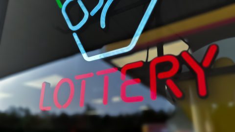 A szemétben talált nyertes lottószelvényt egy nő Kentuckyban