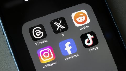 „A kisebbik gyerekünk még nem fogja fel, a nagyobbik nagyon zokogott” – megszólalt a TikTok-élőzés közben magát felgyújtó nő férje