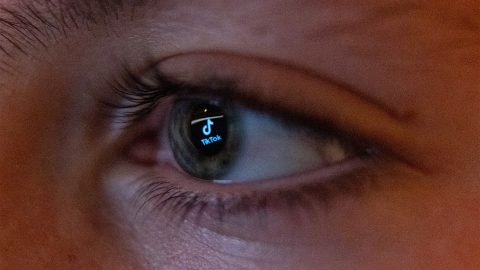 „Mitől félsz ennyire te kutya?” – letérdeltettek, és cipőt csókoltattak egy elengedéséért könyörgő fiúval egy TikTokra felkerült videón