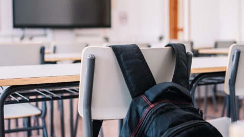 Iskolaőrre támadt egy általános iskolás fiú, majd verekedni hívta az igazgatói irodában