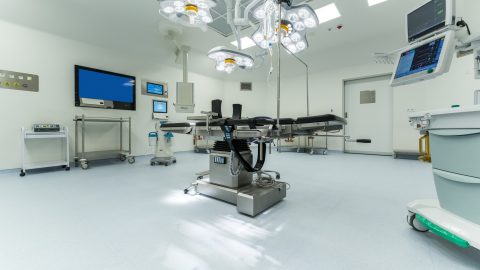 Több ezer kilométerről, robottal műtöttek meg egy rákbeteget