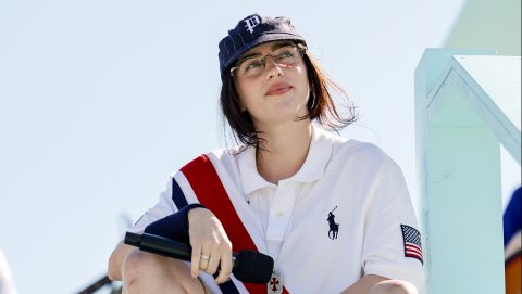 Olaszországban, egy erkélyen csókolózott új pasijával Billie Eilish