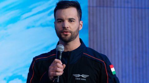 Kapu Tibor ukulelén játszik egy zenekarban, eddig álnéven és maszkban lépett fel