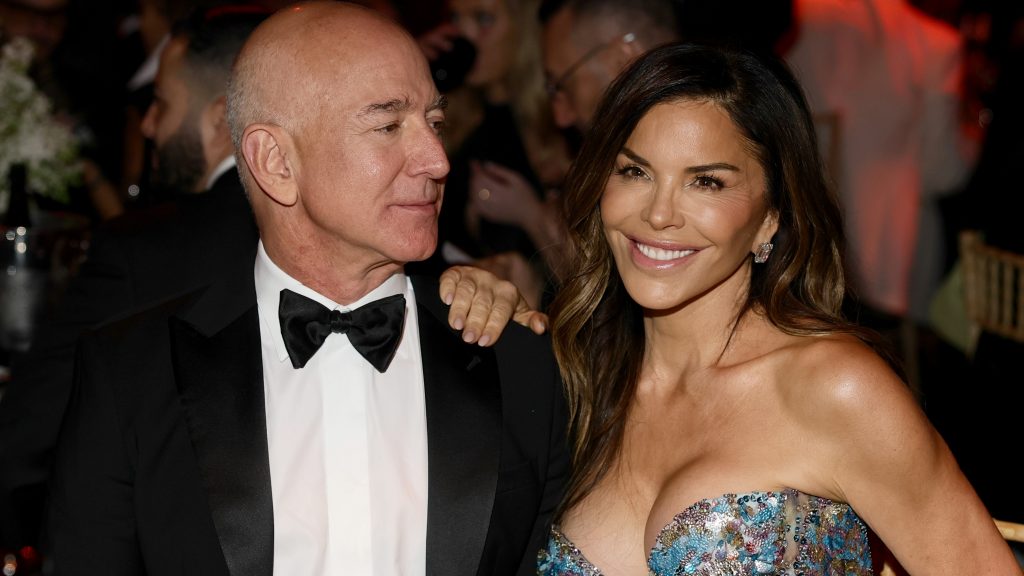 Megérkezett az első fotó Jeff Bezos és Lauren Sánchez esküvőjéről