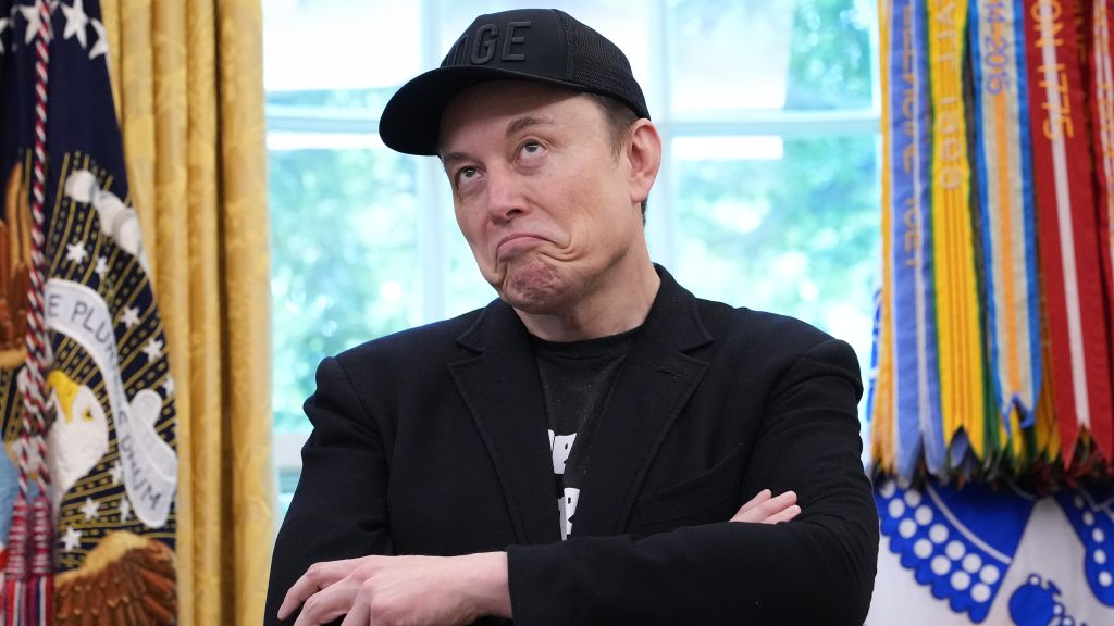 Kikelt saját fejlesztése ellen Elon Musk
