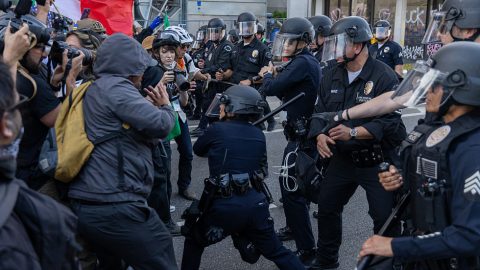 Vészhelyzetet és kijárási tilalmat rendeltek el Los Angeles belvárosában