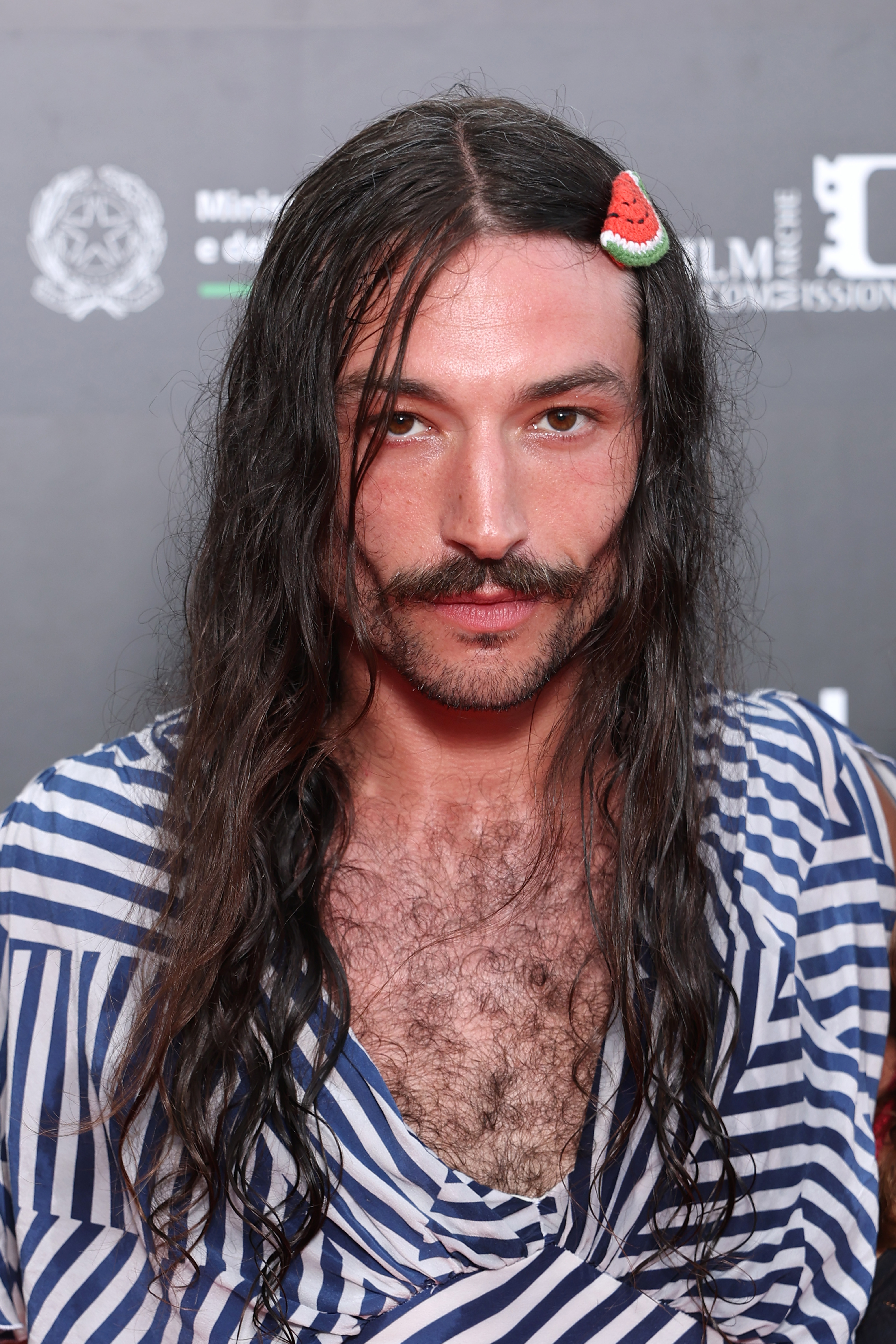 A nem visszafogott szereléseiről híres Ezra Miller megint különcködött a vörös szőnyegen 3