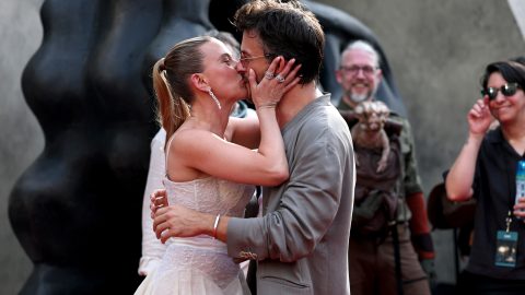 Megszólalt Jonathan Bailey, miután Scarlett Johanssonnal kétszer is csókkal üdvözölték egymást a vörös szőnyegen