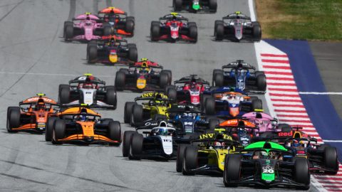 Fejre álló autó és utolsó körös négyes baleset borzolta a kedélyeket az F2-es sprintfutamon