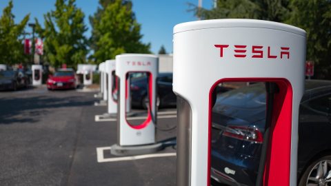 Tesla, Nissan, BMW: ennyi most egy elektromos autó biztosítása