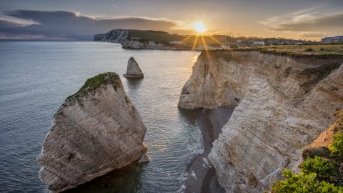 Kilencven méter magasból zuhant le egy autó a szikláról egy brit szigeten