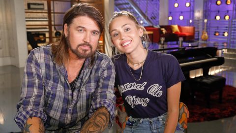Mintha jégbe öltöztették volna Miley Cyrust párizsi fellépésén