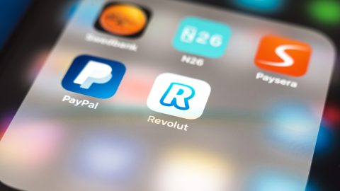 Változás a fizetési számláknál: megvágná a kormány a Revolut előnyét