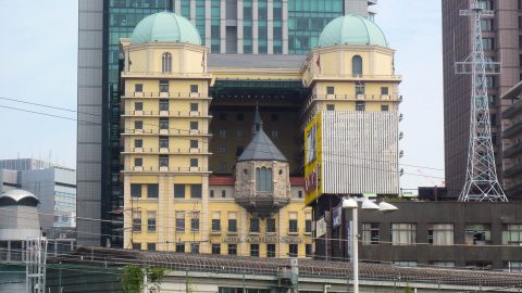 Gótikus templomot másolt le egy oszakai szálloda, majd az épület tetejére pottyantotta