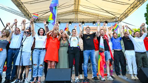A Gellért tér megtelt, a tömeg halad tovább a Bartókon