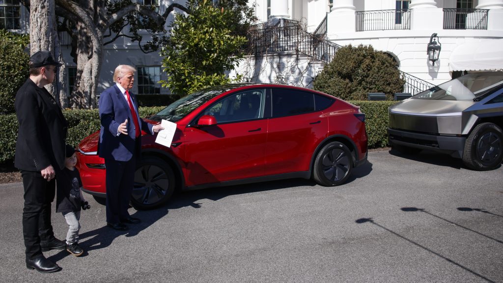 Trump már eltüntetné a Musktól vásárolt Tesláját