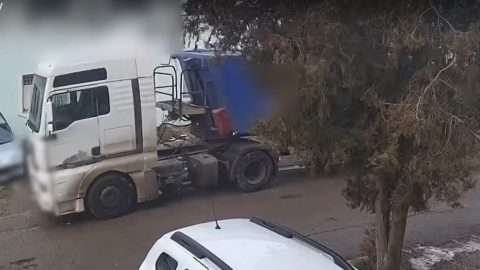 Videón, ahogy elszabadul egy sofőr nélküli kamion Egerben