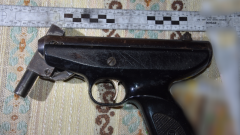 „Megdöglesz Te is!” – fegyverrel rendezte a kocsmai balhét egy férfi