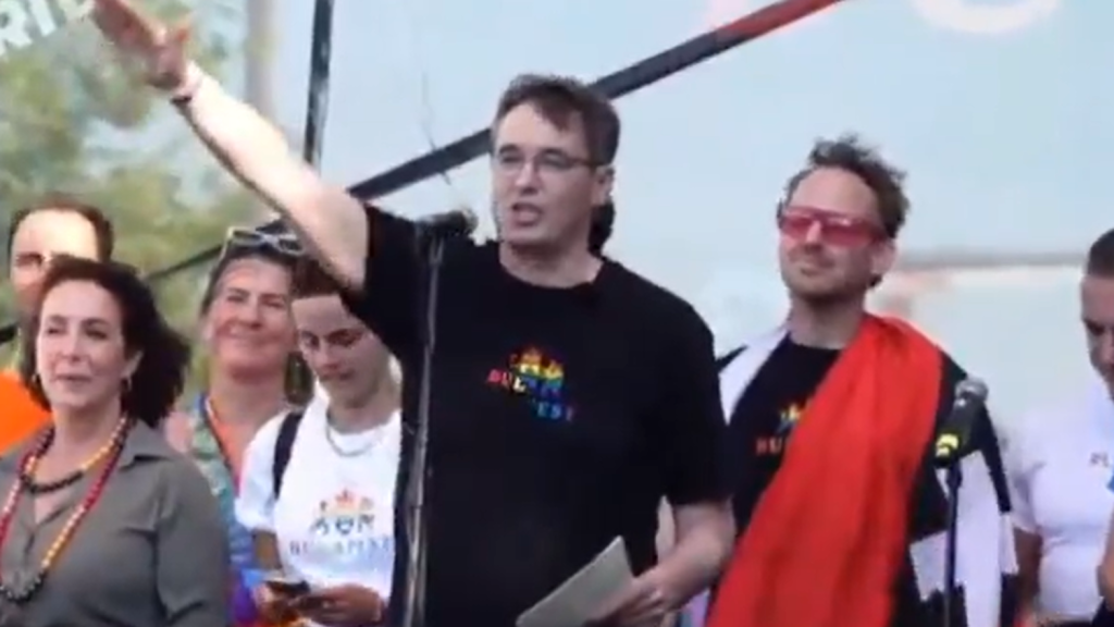 Orbán holland barátja náci karlendítést csinált Karácsony mozdulatából, amikor fityiszt mutatott a Karmelitának a Pride-on