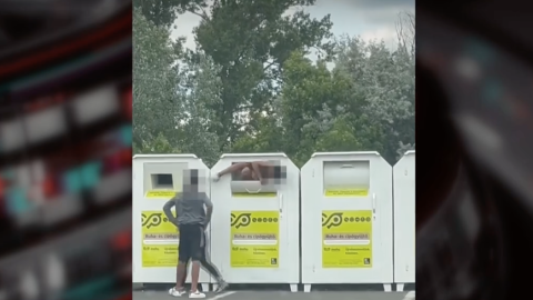 Bemásztak a ruhaadományozó konténerbe és kipakolták a ruhákat