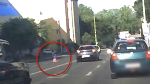 Videó: az autóforgalom közé keveredett egy játékmotoros kisfiú Pécsen