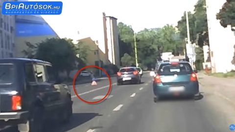 Keresi a rendőrség a hősöket, akik megmentettek egy négysávos úton játékmotorozó kisgyereket Pécsen