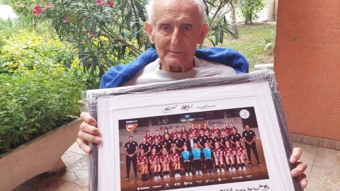 Megható ajándékozás: legendás kézilabdaedzőjük előtt tisztelegtek az esztergomiak