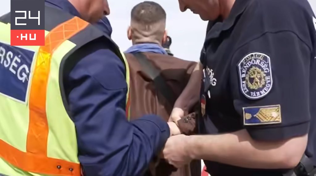 Megmagyarázta a rendőrség, hogy miért váltották le a megafonos lelkészt bilincsben előállító őrsparancsnokot