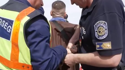 Megmagyarázta a rendőrség, hogy miért váltották le a megafonos lelkészt bilincsben előállító őrsparancsnokot
