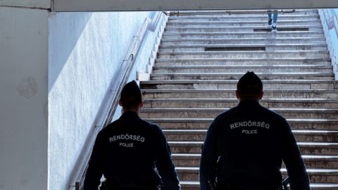 Önkívületi állapotban tombolt egy fiatal nő a kormányablakban