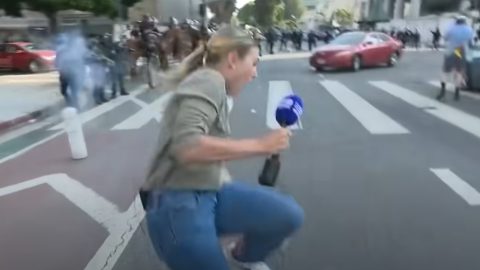 Gumilövedékkel lőttek egy újságíróra, miközben a Los Angeles-i zavargásokról tudósított