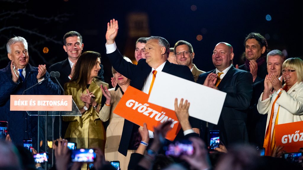 Magabiztos Fidesz-előnyt mért a Nézőpont: egy mostani választáson 108 mandátuma lenne Orbánéknak és csak 82 Magyar Péteréknek
