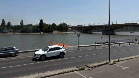 Tűz ütött ki a Margit híd budai hídfőjénél
