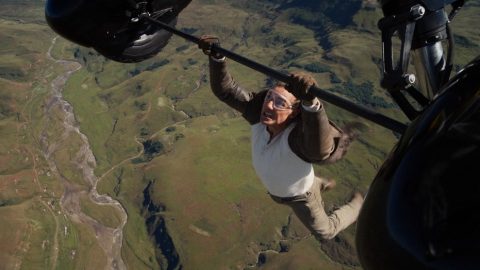 Senki sem ugrott ki annyiszor helikopterből égő ejtőernyővel, mint Tom Cruise