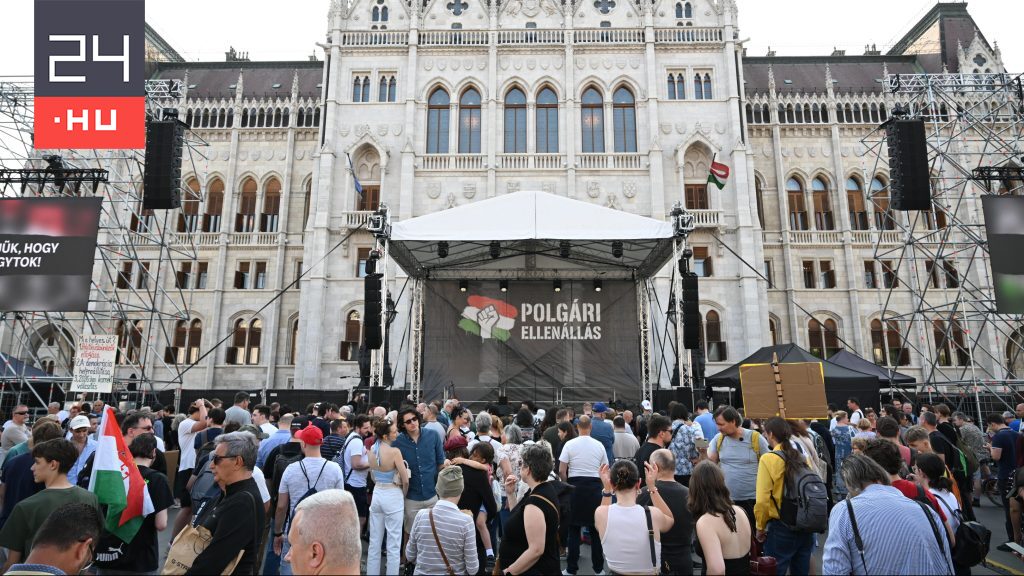 Az „átláthatósági” törvény ellen tüntetnek a Kossuth téren