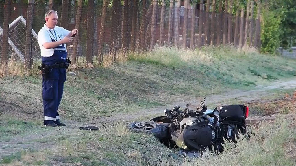 Motorbaleset Sándorfalván: az apa szörnyethalt, mögötte utazó két kislánya túlélte az ütközést