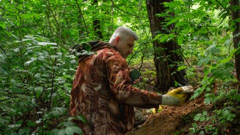 „Ha van szaga, az nagyon erős. Eltéveszthetetlen” – elkísértük egyik útjára a bucsai holttestkeresőt