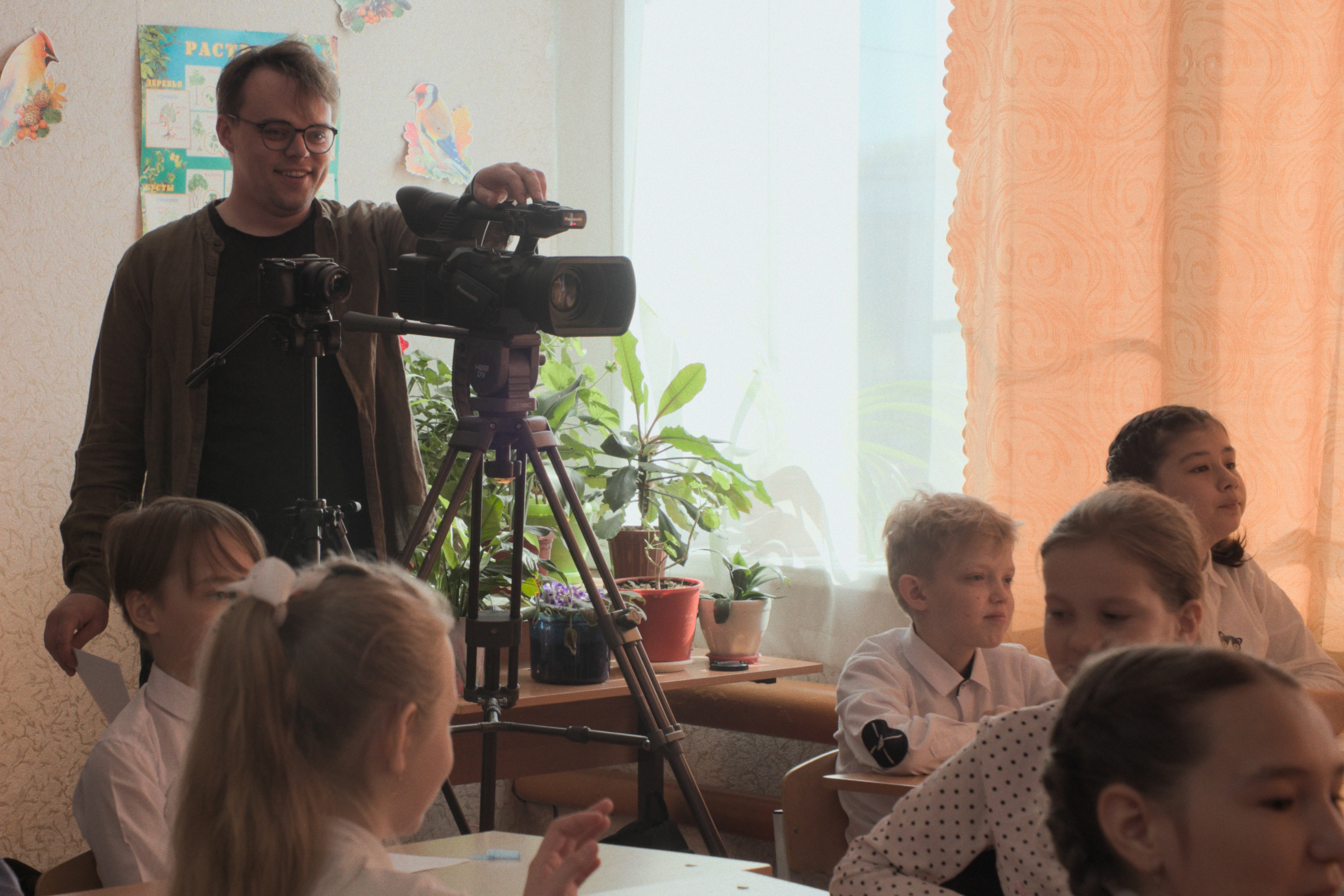 „Tanárnő, pislogjon kettőt, ha kényszerítették, hogy ezt elmondja!” – egy tanár végigfilmezte a putyini iskolai propaganda kiépülését