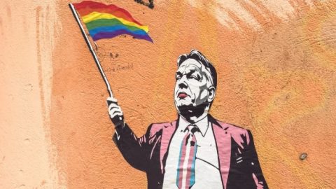 Rózsaszín kosztümben tűnt fel Orbán egy budapesti házfalon