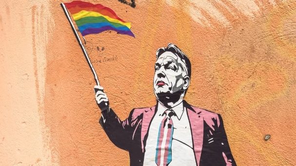 Rózsaszín kosztümben tűnt fel Orbán egy budapesti házfalon
