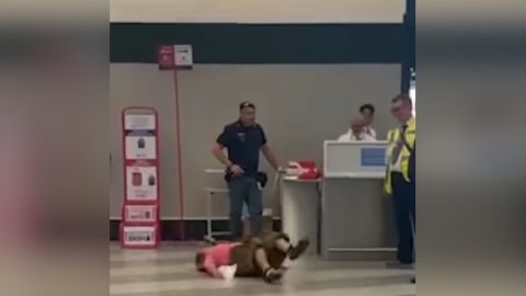A földön fetrengve üvöltött egy nő a milánói reptéren miután közölték vele, hogy túl nehéz a csomagja