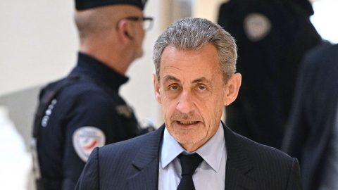 A korrupció miatt elítélt Nicolas Sarkozytől elveszik a Becsületrendet