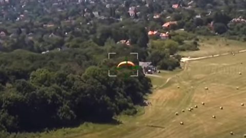 Rendőrség helikopterrel kényszerítettek leszállásra egy légtérsértő siklóernyőst a Hármashatár-hegyen – légifelvétel