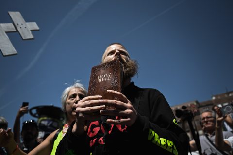 Ellentüntetők érkeztek kereszttel és Bibliával