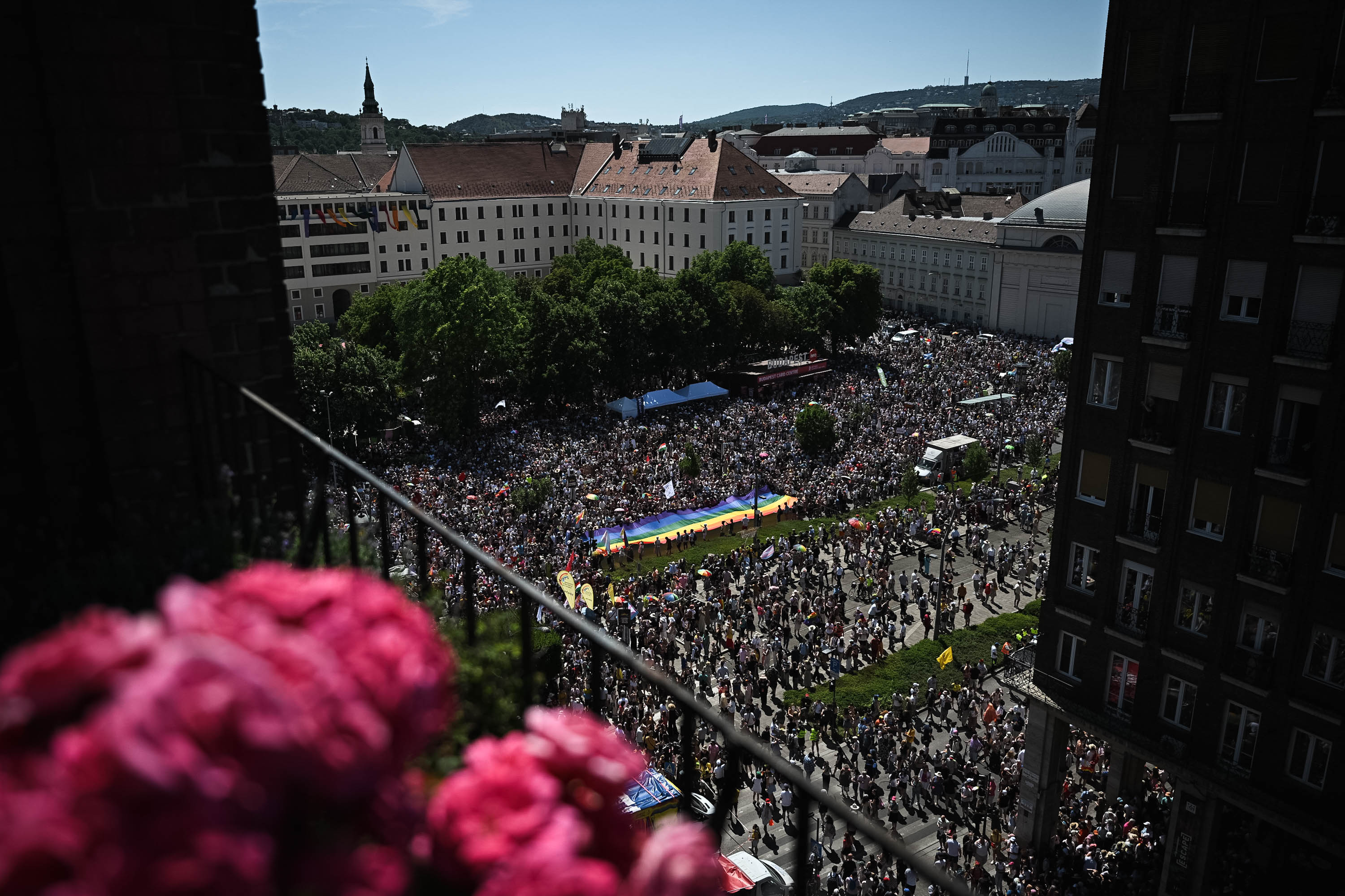 Képeink a Városháza parknál összegyűlt tömegről 1