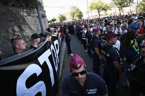Több ezer felvonulót nézhetnek végig a szélsőjobbosok a rendőrsorfal mögé szorítva