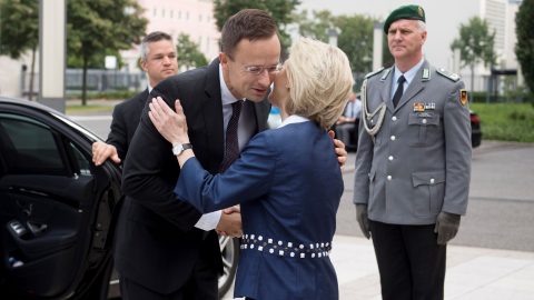 Szijjártó: Von der Leyen brutális módon hágja át a szabályokat